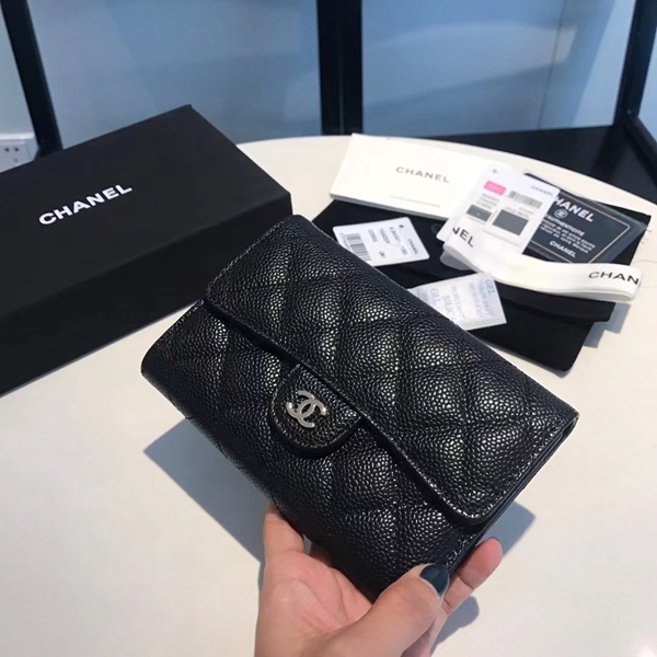 シャネル財布背面デザイン